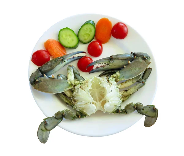 Caranguejo cozido em prato branco com legumes e tomates, isolado — Fotografia de Stock
