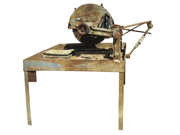 흰색 배경을 통해 고립 된 오래된 녹슨 절단 돌 기계 — 스톡 사진