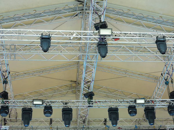 Moderne podium constructies en licht apparatuur voor het concert — Stockfoto