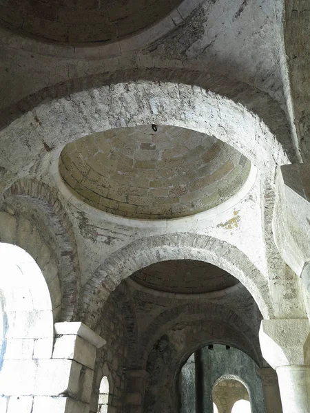 Vista interior de la antigua iglesia abstracta cúpula de piedra —  Fotos de Stock
