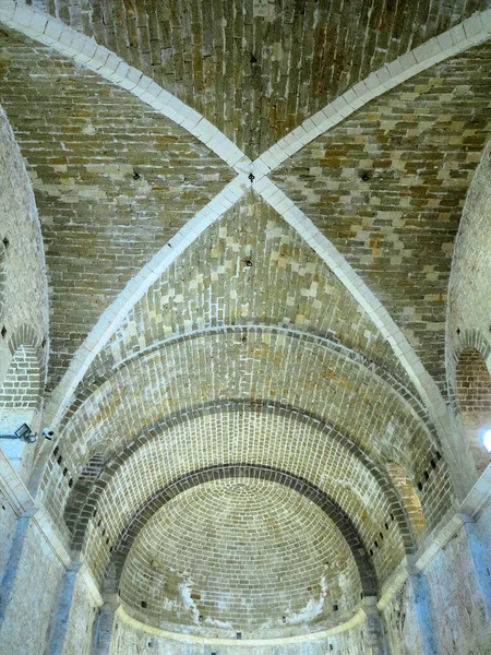 Vista interior de la antigua iglesia abstracta cúpula de piedra — Foto de Stock