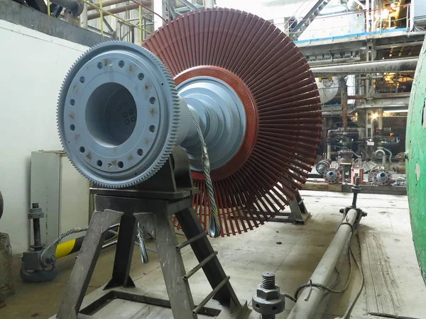 Power Generator ångturbin i reparationsprocessen, maskiner, rör — Stockfoto