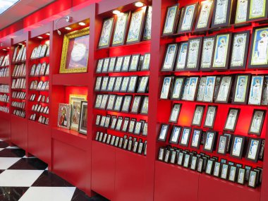 Demre, Türkiye - 02 Temmuz 2019: Kilise dükkanı satan ikonlar. Orthod