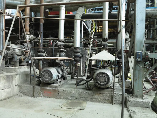 Elektrik motorları, borular, borular ile endüstriyel büyük su pompaları.