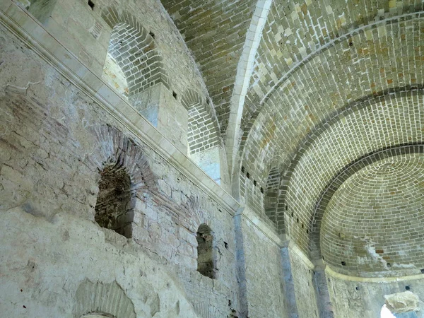 Belső nézet absztrakt ősi templomkő kupola — Stock Fotó