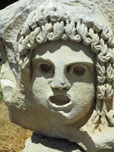 Antik Roma tiyatro maskelerinin bas-kabartma ve taş heykel — Stok fotoğraf