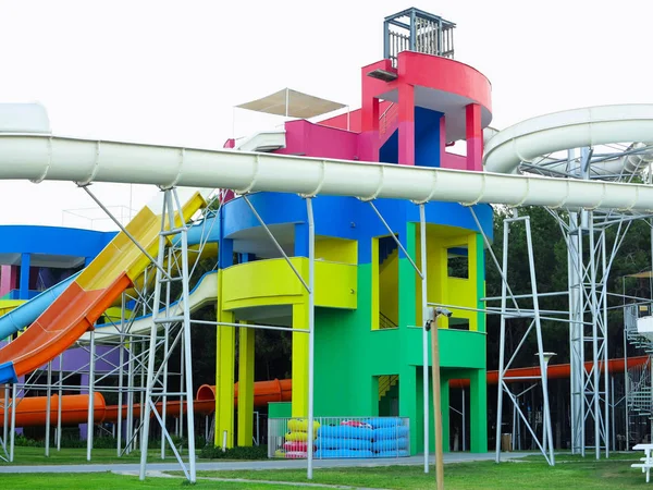 03.07.2019, Kemer, Turkey: Metal structures for water slides in the waterpark — Stock Photo, Image
