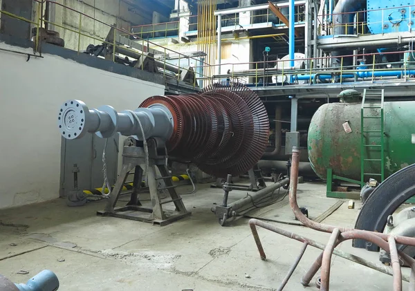 Agregat prądotwórczy turbiny parowej w procesie napraw, maszyn, rur — Zdjęcie stockowe