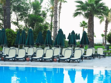 03.07.2019, Antalia, Türkiye: Sw'nin su kenarında şezlonglar