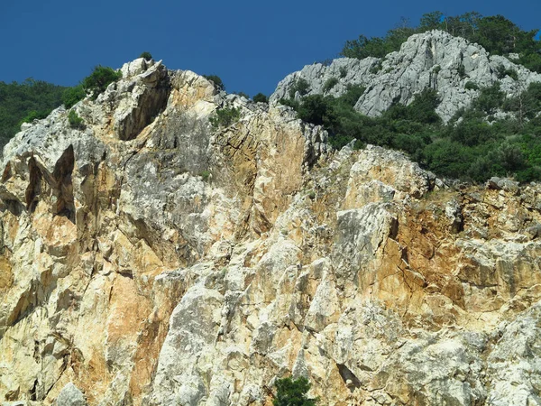 Wysokie góry skalne nad niebieskim tle nieba — Zdjęcie stockowe