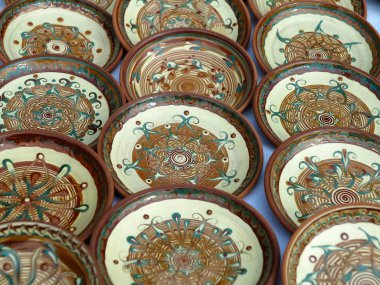 Güzel el yapımı kil kaplar ve panayırda satılan diğer yemekler.