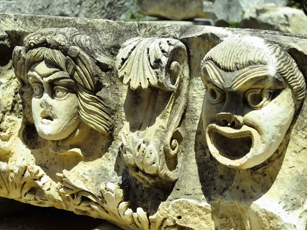 Bas-relevo e escultura de pedra de máscaras de teatro romano antigo — Fotografia de Stock