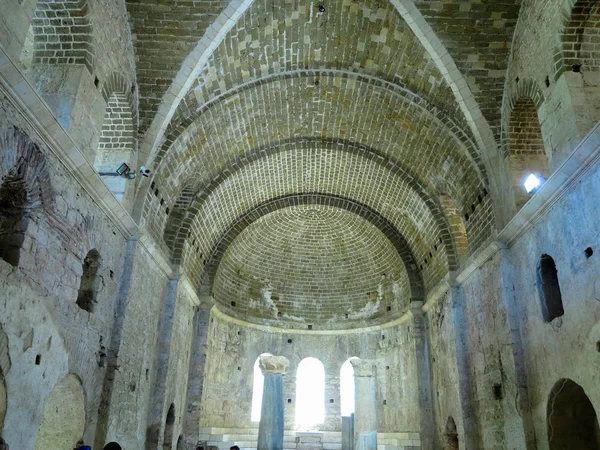 Interior View van abstracte oude kerk stenen koepel — Stockfoto