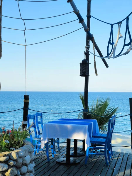 Mesa romántica para dos en el restaurante sobre fondo de mar —  Fotos de Stock