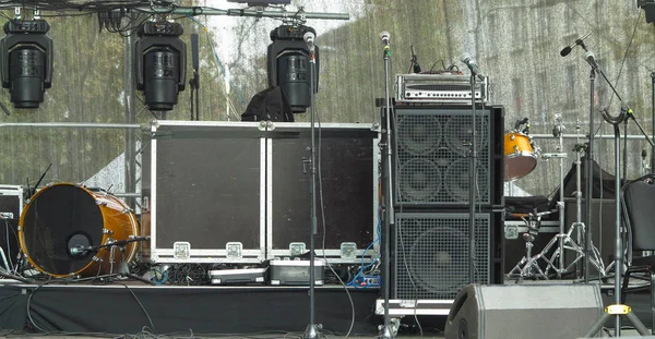 Structures of stage spotlights equipment, loudspeaker and musica — Stock Photo, Image