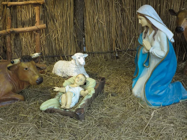 Belén de Navidad realista con estatuillas incluyendo Jesu —  Fotos de Stock