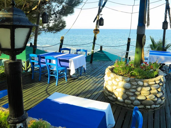 Романтический стол на двоих в ресторане на морском фоне — стоковое фото