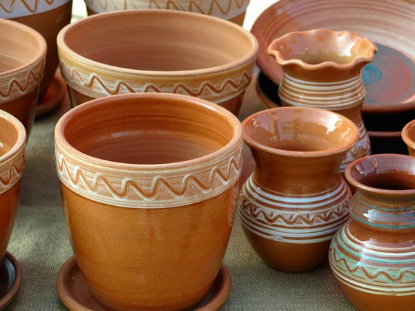 Hermosas ollas de arcilla hechas a mano y otros platos vendidos en la feria — Foto de Stock