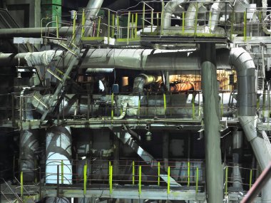 Borular, çelik borular, buhar türbini ve ekipman endüstriyel enerji santralinde, gece sahnesi                       