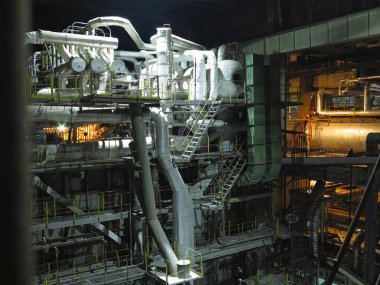 Borular, çelik borular, buhar türbini ve ekipman endüstriyel enerji santralinde, gece sahnesi                       