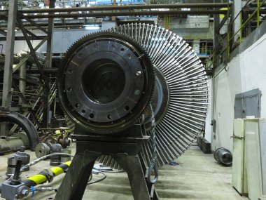 Güç jeneratörü tamir işleminde buhar türbini, makineler, borular, borular, bir elektrik santralinde