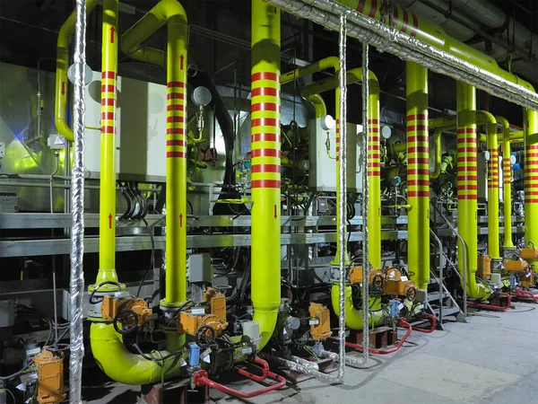 Желтые Газовые Трубы Промышленной Теплоэлектростанции Ночная Сцена — стоковое фото