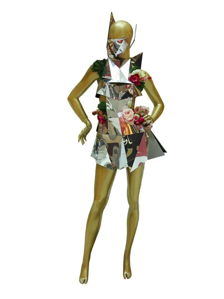 抽象的な金属鏡の服を着た女性のマネキンは白い背景の上に隔離される ブランド名や著作権の対象外 — ストック写真