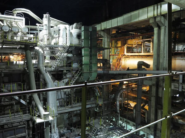 工业发电厂的管道 蒸汽涡轮机和设备 夜间现场 — 图库照片