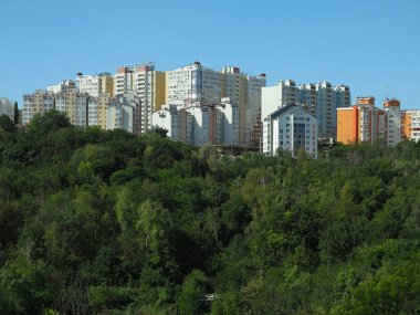 Sadece yeşil ormanda ve mavi gökyüzünde yeni evler inşa et.