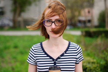 Kağıt bardak ile lezzetli İçecek açık kızla