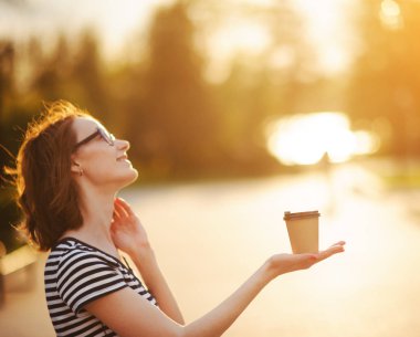 Kağıt bardak ile lezzetli İçecek açık kızla