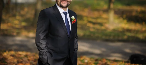 Novio Guapo Abrigo Boda Sonriendo Esperando Novia — Foto de Stock