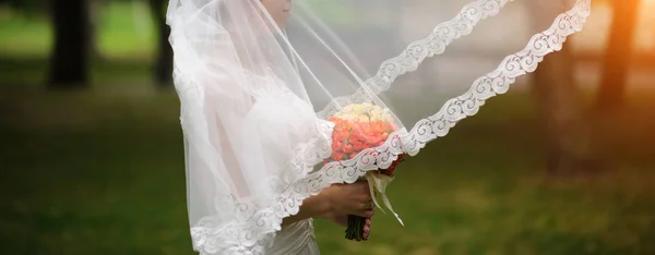 Hermosa Novia Con Ramo Flores Aire Libre —  Fotos de Stock