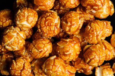 siyah arka plan üzerine tatlı karamel krem patlamış mısır. Yakın çekim resim, makro Ayrıntılar