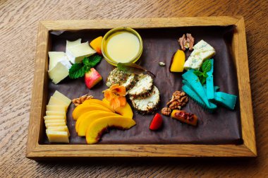 Restoranda tabaklarda güzel servis yemekleri