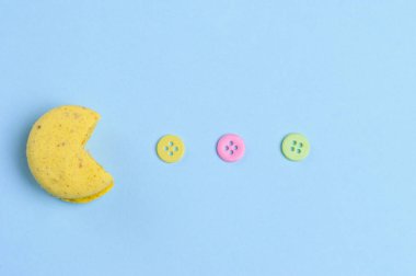 Fransız acıbadem kurabiyesi veya bir retro oyun gibi macaron tatlı ve renkli