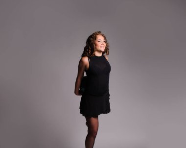 Genç güzel dansçı jimnastik stüdyoda poz