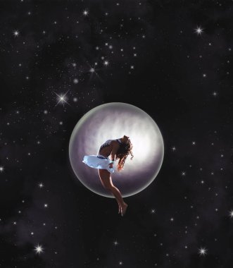 Genç güzel dansçı jimnastik stüdyoda atlama