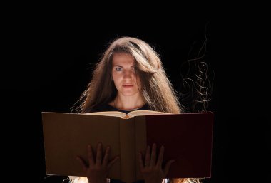 Sihirli Kadın kitap okuyor. siyah arka plan
