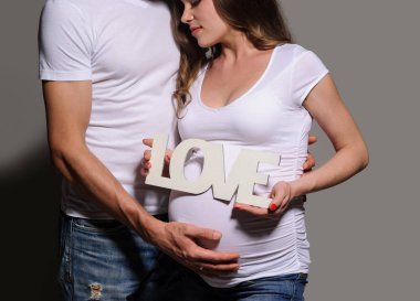 güzel genç bir çift bekliyor bebek