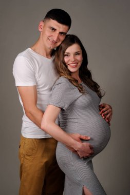 güzel genç bir çift bekliyor bebek