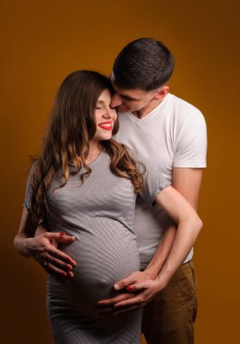 Sarı arka planda güzel genç çift