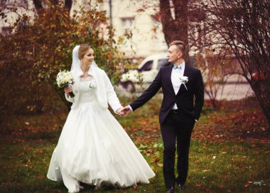 Genç bir çift romantik anların tadını çıkarıyor.