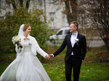 Genç bir çift romantik anların tadını çıkarıyor.