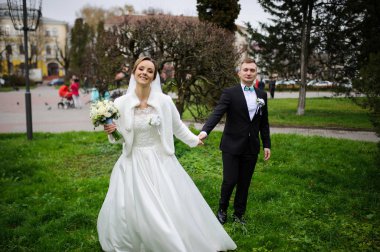 Genç bir çift romantik anların tadını çıkarıyor.