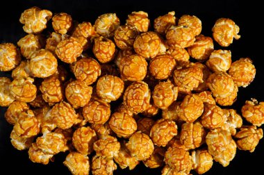 siyah arka plan üzerinde tatlı Karamel Krem patlamış mısır