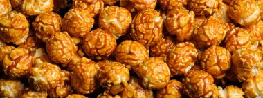 siyah arka plan üzerinde tatlı Karamel Krem patlamış mısır