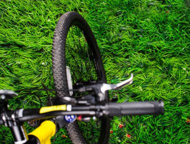 bir stüdyo beyaz arka plan üzerinde sarı bisiklet.