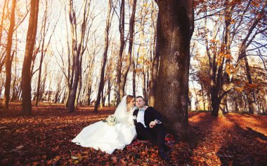 Genç bir çift romantik anların tadını çıkarıyor.