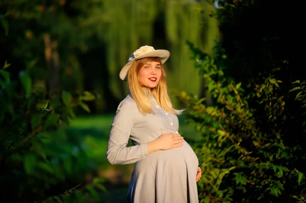 Gelukkige zwangere vrouw buiten — Stockfoto